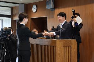 新規採用職員への辞令交付・訓示